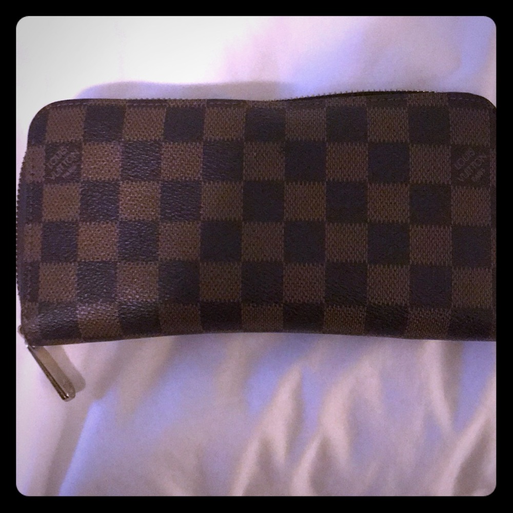 Brown medium size wallet.